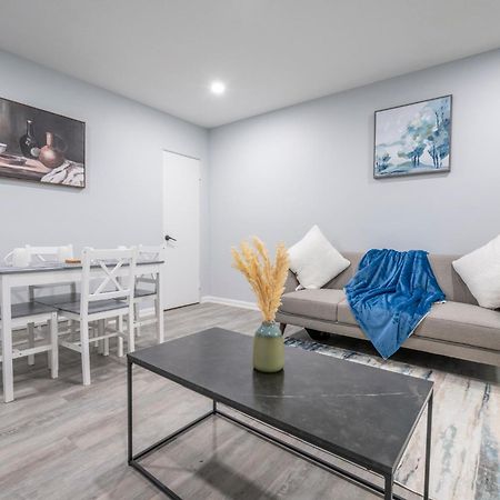 Centre Street Upper 2Bedsuite 4408 YYC Екстериор снимка
