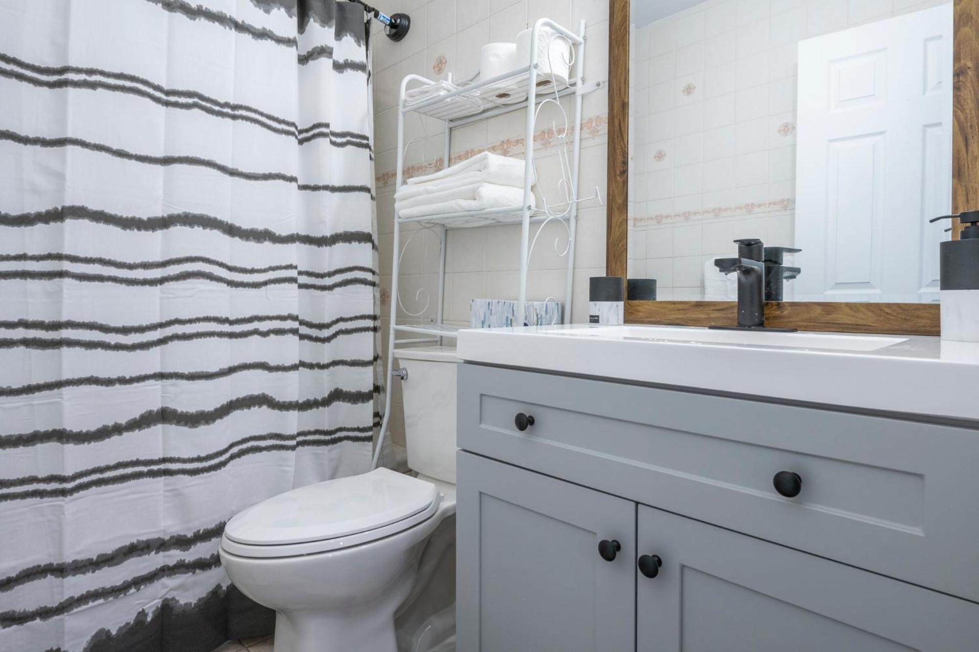 Centre Street Upper 2Bedsuite 4408 YYC Екстериор снимка